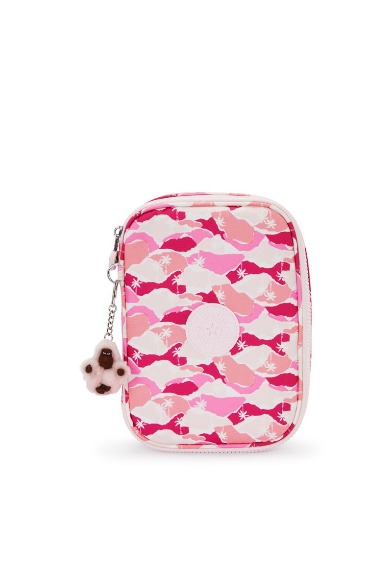 Zipperowana etui w kolorze różowym z falistym wzorem, w odcieniach białego, ciemnoróżowego i jasnoróżowego. Zawiera futrzany charms i łatkę z logo.