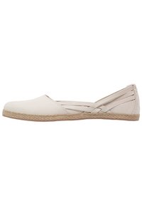Espadrille plana beige con punta cerrada, suela de yute trenzada y detalles de cinta elástica en el talón.