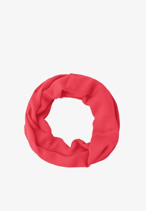 Tour de cou en tissu rouge posé à plat en forme circulaire avec des plis visibles et des détails de couture sur un fond blanc.