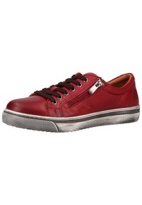 Rode leren sneakers met zwarte veters, een ritsdetail van zilver hardware en een textuur rubberen zool. Licht versleten uiterlijk rondom de randen.