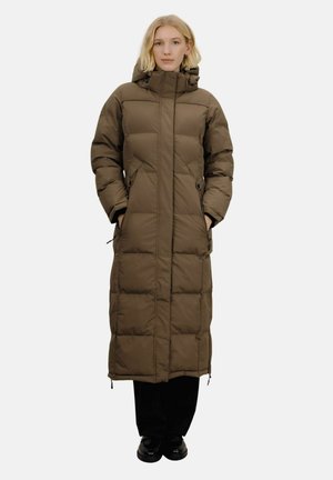 Lang brun puffjakke med hette, med en quilte-design, sidelommer og justerbare snorer i nederste kant.