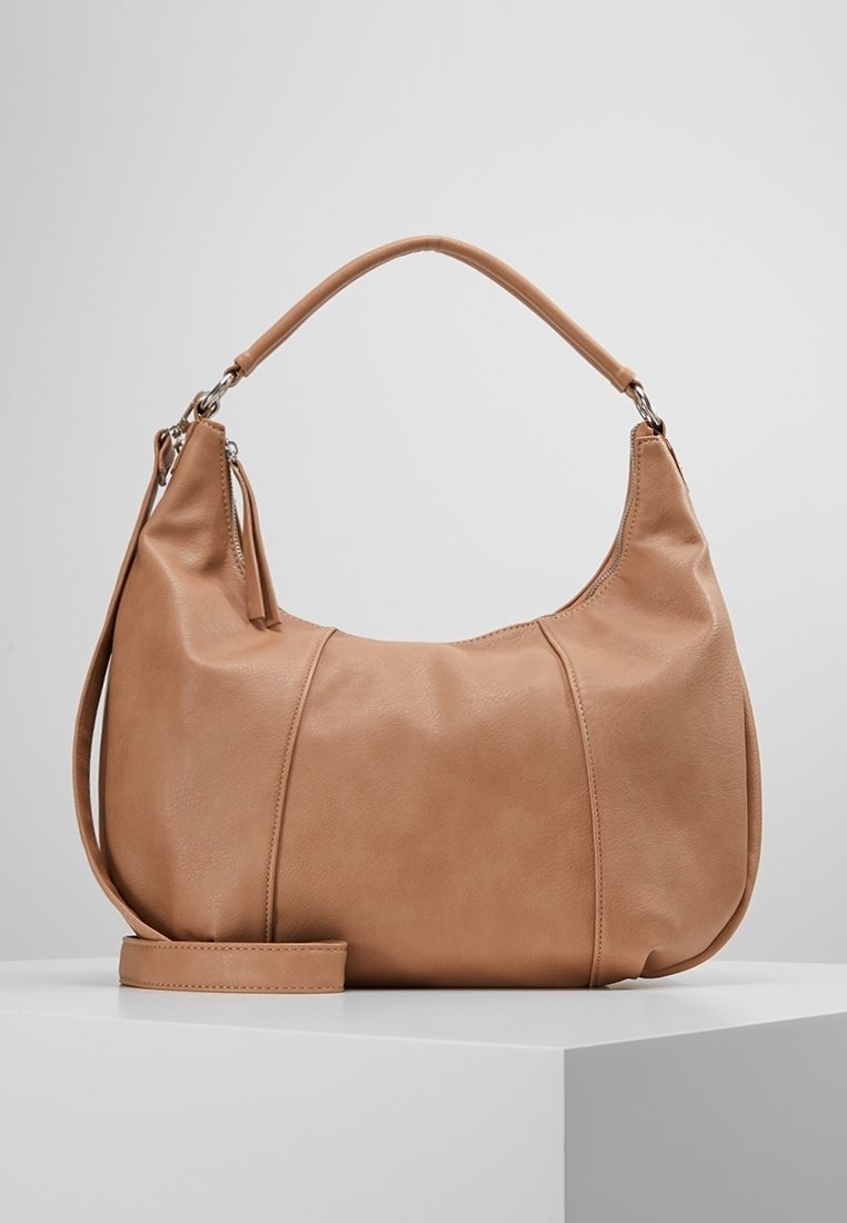 Sac bandoulière en cuir marron clair avec une poignée supérieure incurvée, une bandoulière plus longue amovible et une fermeture éclair avec une languette en cuir.