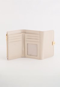 Beżowy skórzany portfel o gładkiej fakturze, z wieloma przegródkami na karty, przezroczystym okienkiem na dowód tożsamości oraz złotym suwakiem. Posiada ochronę RFID.