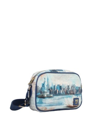 Borsa a tracolla con cinturino blu che presenta una skyline cittadina in acquerello, la Statua della Libertà e un disegno di fiore bianco sul pannello frontale.