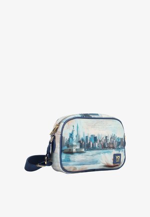 Borsa a tracolla con cinturino blu che presenta una skyline cittadina in acquerello, la Statua della Libertà e un disegno di fiore bianco sul pannello frontale.