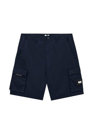 Pantaloncini cargo blu navy con bottone frontale, passanti per cintura, tasche laterali e tasche con patta su ciascuna gamba, una delle quali presenta una piccola toppa rettangolare con logo.