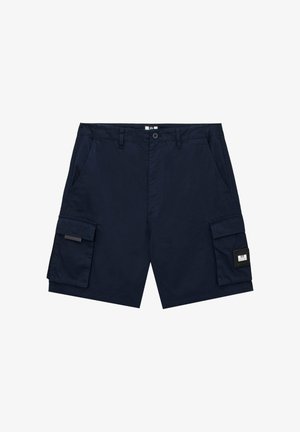 Marineblaue Cargo-Shorts mit vorderer Knopfleiste, Gürtelschlaufen, seitlichen Taschen und Klappentaschen an jedem Bein, eine davon mit einem kleinen rechteckigen Logoaufnäher.