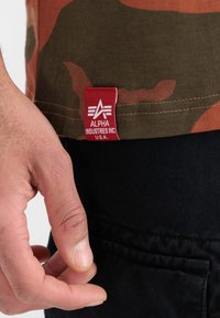 Alpha Industries BASIC TANK CAMO - Top - burned camo