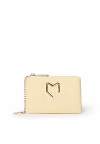 Portefeuille en simili cuir jaune avec une texture lisse, doté d'une chaîne en métal doré, d'une fermeture à glissière et d'un logo décoratif en relief.