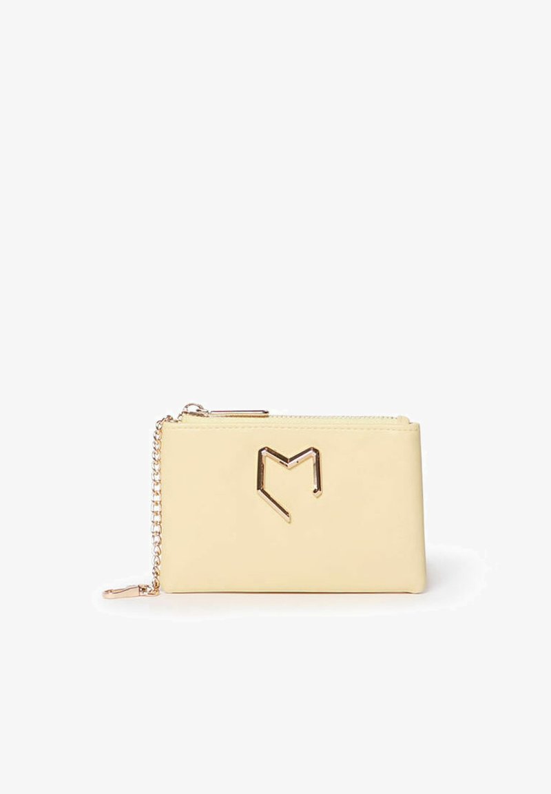 Cartera de imitación de cuero amarilla con una textura suave, que presenta una cadena de tono dorado, cierre de cremallera y un logo decorativo en relieve.