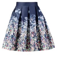 Fajka hame made of fabric, joka on tummansininen tausta värikkäällä kukkaprintillä. Pleatattu muotoilu, jossa on näkymätön vetoketju.