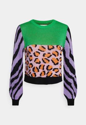 Sweter z dzianiny z zielonym górnym panelem, różowo-pomarańczowym wzorem w cętki oraz fioletowymi rękawami z czarnymi pasiastymi paskami zebry i czarnymi mankietami.