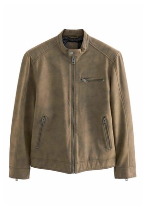 Veste en cuir marron avec un col montant, fermeture éclair frontale asymétrique, trois poches zippées et des détails côtelés sur les épaules.
