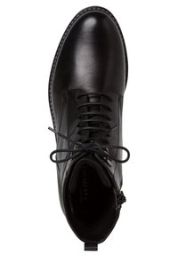 Czarny skórzany botek za kostkę z okrągłym noskiem, sznurowaniem i teksturowanym wykończeniem. Posiada przeszycia i niewielki obcas.