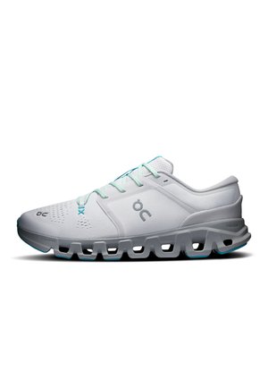 Hellgrauer Laufschuh mit türkisfarbenen Schnürsenkeln und dämpfender Sohle mit hohlen rechteckigen Segmenten, Seitenlogo und atmungsaktivem Mesh-Obermaterial.