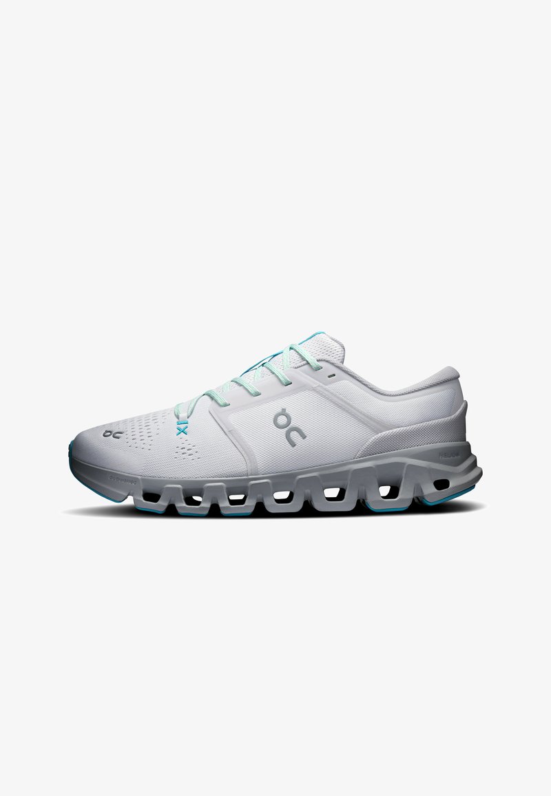 Chaussure de course gris clair avec lacets turquoise et semelle amortissante composée de segments rectangulaires creux, logo latéral et empeigne en mesh respirant.