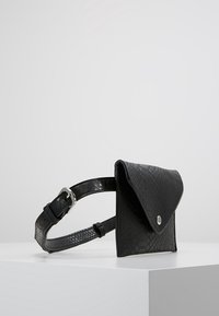Borsa a cintura in ecopelle nera con motivo a serpente testurizzato, patta ribaltabile, chiusura magnetica e tracolla regolabile.