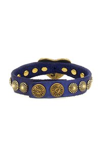 Bracciale in pelle blu con hardware color oro, caratterizzato da borchie rotonde e a raggiera e una chiusura a forma di cuore. Texture liscia, vestibilità regolabile.