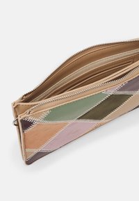 Portafoglio in pelle con un design a patchwork in beige, verde, rosa e viola. Presenta una chiusura con zip e diversi scomparti per carte all'interno.