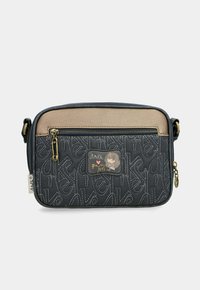 Borsa a tracolla rettangolare in grigio scuro e beige con motivo a trapunta, tasca frontale con cerniera e patch di una ragazza cartoon con testo "Anekke Paris 2015".