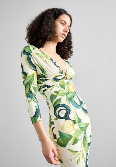 Pieguļošas kleitas, kas izgatavota no elastīga auduma, ar spilgtu citronu un zaļu lapu rakstu, ar garām trīs ceturtdaļu piedurknēm un dziļu V-veida kakla izgriezumu.