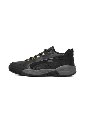 Sort og grå lav-top sneaker med tekstureret læder, guldbogstavede snørehuller, der staver "SHAC,", og en mønstret gummisål.