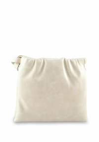 Sac à main plissé de couleur crème en cuir synthétique. Texture douce avec une base plate et une bandoulière réglable. Design simple.