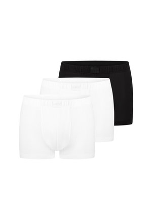 Tre herre boxer shorts, to hvide og en sort, arrangeret i et trappemønster på en ensfarvet hvid baggrund.