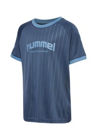 Marineblaues Sportshirt mit kurzen Ärmeln, hellblauem Besatz, dezenten vertikalen Streifen und „hummel PERFORMANCE“-Logo auf der Vorderseite.