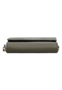 Cartera rectangular de cuero texturizado verde oscuro con solapa plegada, cremallera dorada en el lateral y perfil compacto y delgado.