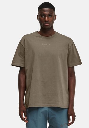 Oliven grøn kortærmet bomulds T-shirt med rund hals, prydet med "HALO" logoet i en lysere nuance på brystet. Løst siddende design.