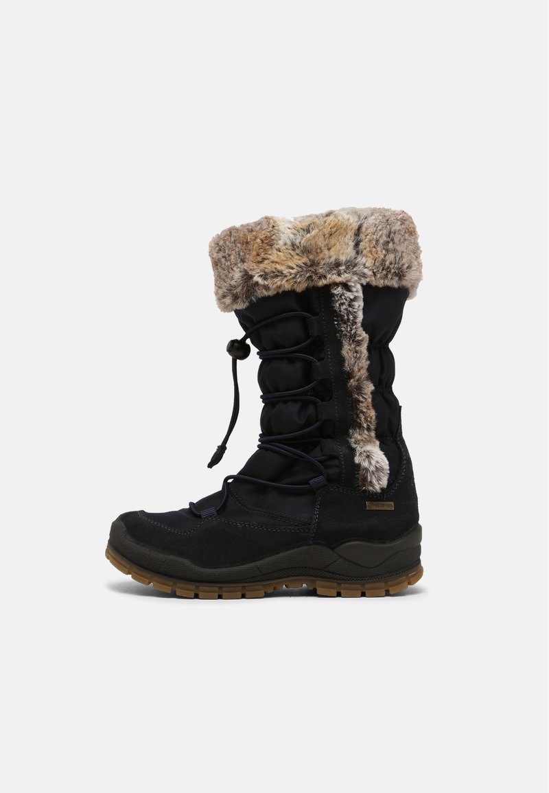 Botte d'hiver noire avec doublure en fourrure en haut, devant à lacets avec serrage à bascule, et semelle marron robuste conçue pour le temps froid.