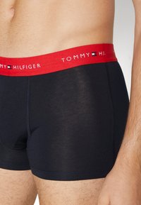 Tommy Hilfiger SIGNATURE TRUNK 3 PACK - Calzoncillos - cerulean aqua/ant silver/fireworks