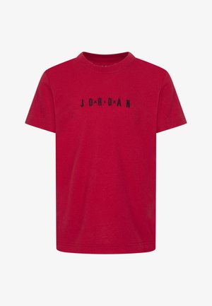 Rode katoenen T-shirt met korte mouwen, voorzien van een ronde hals en zwarte tekst "JORDAN" in een gestileerd lettertype op de borst.