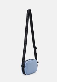 Tommy Jeans DAILY CROSSOVER - Axelremsväska - moderate blue