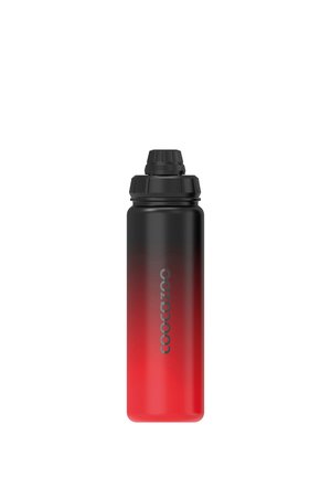 Hohe Sportwasserflasche mit schwarz-rotem Farbverlaufskörper und schwarzem Schraubverschluss mit Ausgießer, gebrandmarkt mit vertikalem „coocazoo“-Logo.