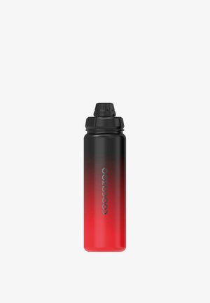 Hohe Sportwasserflasche mit schwarz-rotem Farbverlaufskörper und schwarzem Schraubverschluss mit Ausgießer, gebrandmarkt mit vertikalem „coocazoo“-Logo.