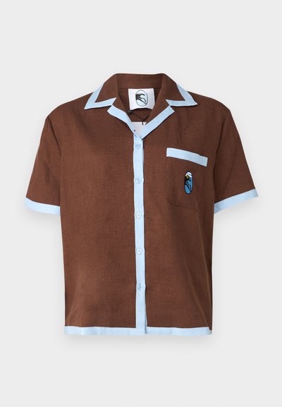 Krótki rękaw brązowej koszuli z jasnoniebieskim kołnierzykiem i wykończeniem kieszeni, z małym haftowanym wzorem na kieszeni.