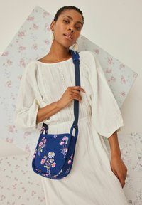 Cath Kidston MINI MESSENGER - Keresztpántos táska - navy floral bunches