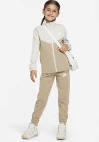 Nike Sportswear - TRACKSUIT UNISEX SET - Verryttelyhousut - light bone khaki white Pienoiskuva 1