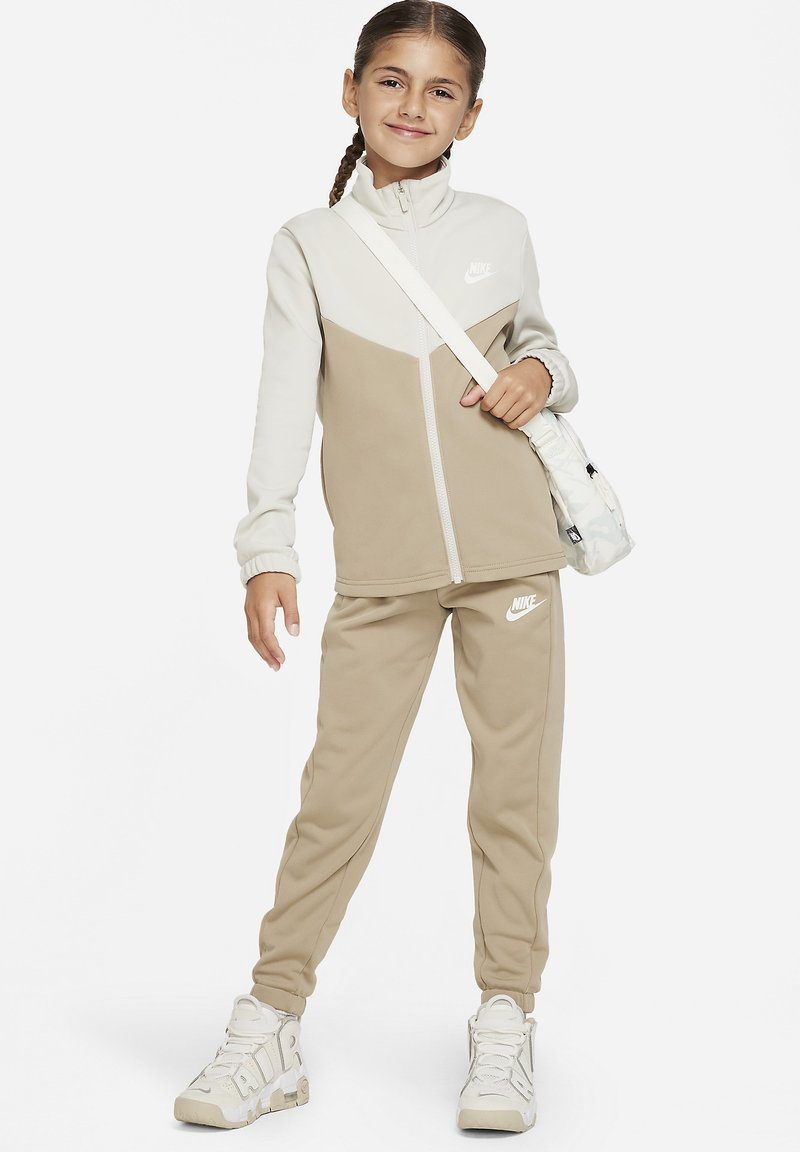 Nike Sportswear SPORTSWEAR - Trainingsanzug - light bone khaki white