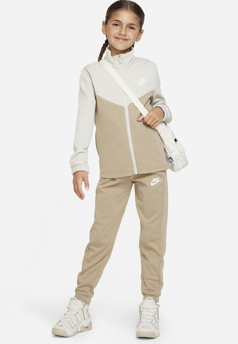 Nike Sportswear - TRACKSUIT UNISEX SET - Verryttelyhousut - light bone khaki white, Suurenna