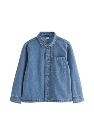 Blaues Denimhemd mit langen Ärmeln, vorn mit Knöpfen und einer einzelnen Brusttasche, vor weißem Hintergrund dargestellt.