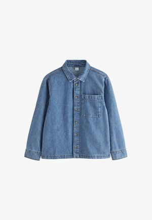 Blå denim langærmet skjorte med knapper foran og en enkelt brystlomme, vist mod en hvid baggrund.