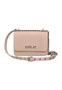 Lyserød læder crossbody taske med sølvfarvet kædeaccent, justerbar strop med nitter og logo detalje foran. Kompakt rektangulær form.