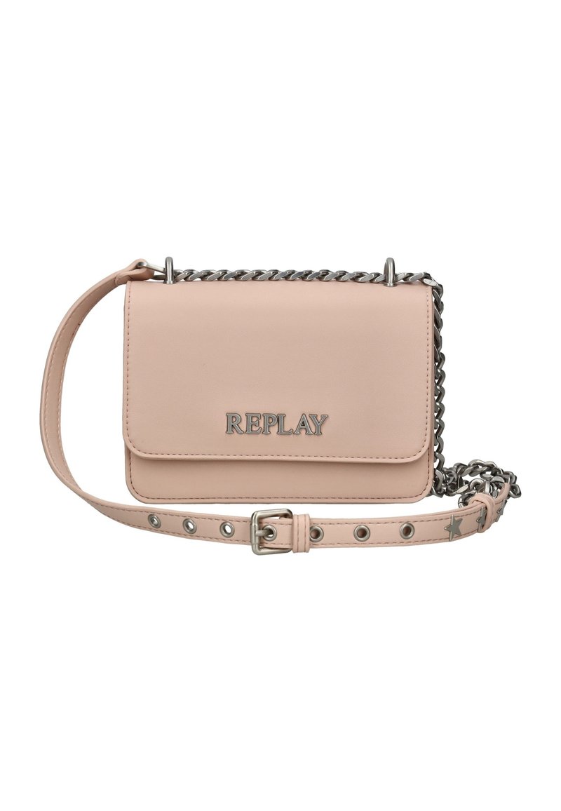 Lyserød læder crossbody taske med sølvfarvet kædeaccent, justerbar strop med nitter og logo detalje foran. Kompakt rektangulær form.