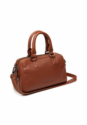 Sac à main en cuir marron avec des poignées doubles et une bandoulière amovible, de forme rectangulaire et fermeture zippée sur le dessus.