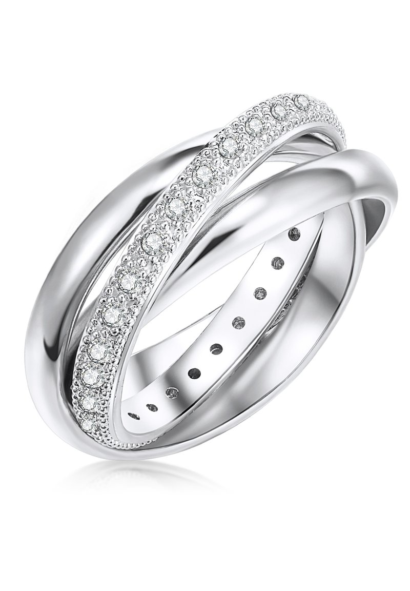 Anello d'argento con tre bande intrecciate, una delle quali è incastonata con pietre scintillanti, texture liscia e finitura lucida.