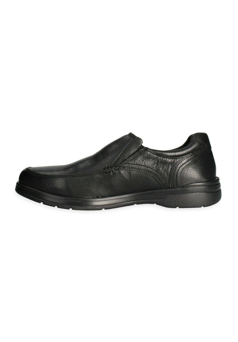 Scarpa slip-on nera in pelle con finitura testurizzata, punta rotonda, dettagli cuciti e suola piatta in gomma. Design semplice, senza lacci.