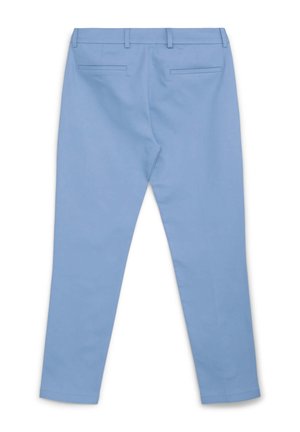 Pantalon bleu clair ajusté, coupe slim, devant plat et deux poches arrière. Tissu lisse avec une texture subtile et des détails de plis.